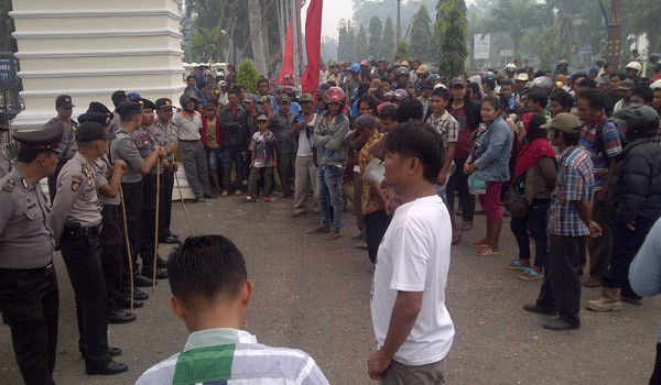 Ribuan masa dari warga SAD dan Petani Kunangan Jaya II yang tergabung dari Sekretariat bersama Gerakan Nasional